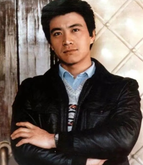 1994年，周里京在拍戏期间，被警方突然逮捕。警方说：“你的妻子意外身亡，而你也