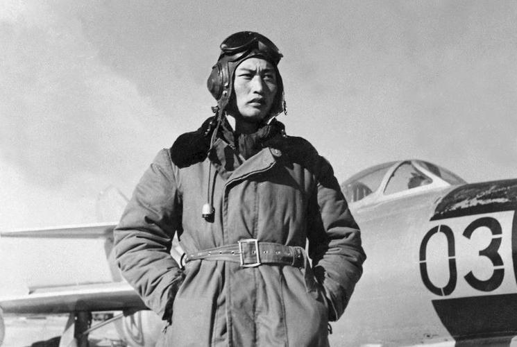 1951年，志愿军空军飞行员驾机返航途中，无意间向云层下方瞟了一眼，不禁惊出了一