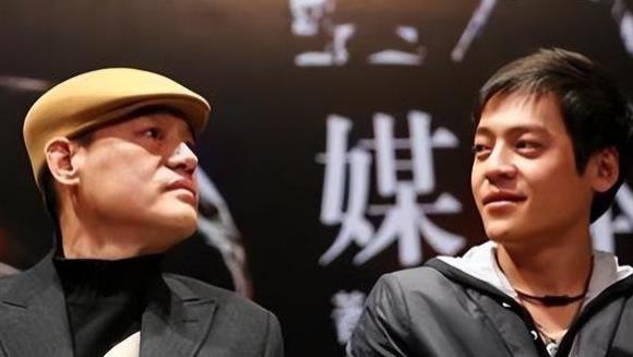 演员巍子：人前“片场暴君”，人后“净身出户”，与儿子冷战15年