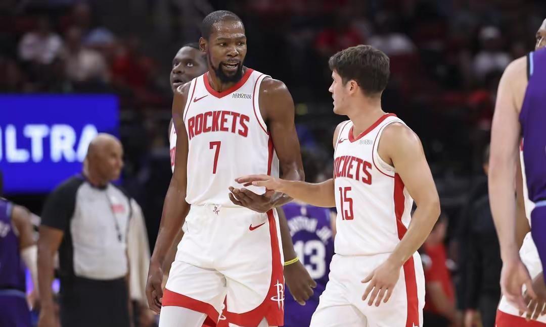 火箭的基本盘是防守，小谢上首发，那火箭得首发阵容就有两个需要保护的点，申京+小谢