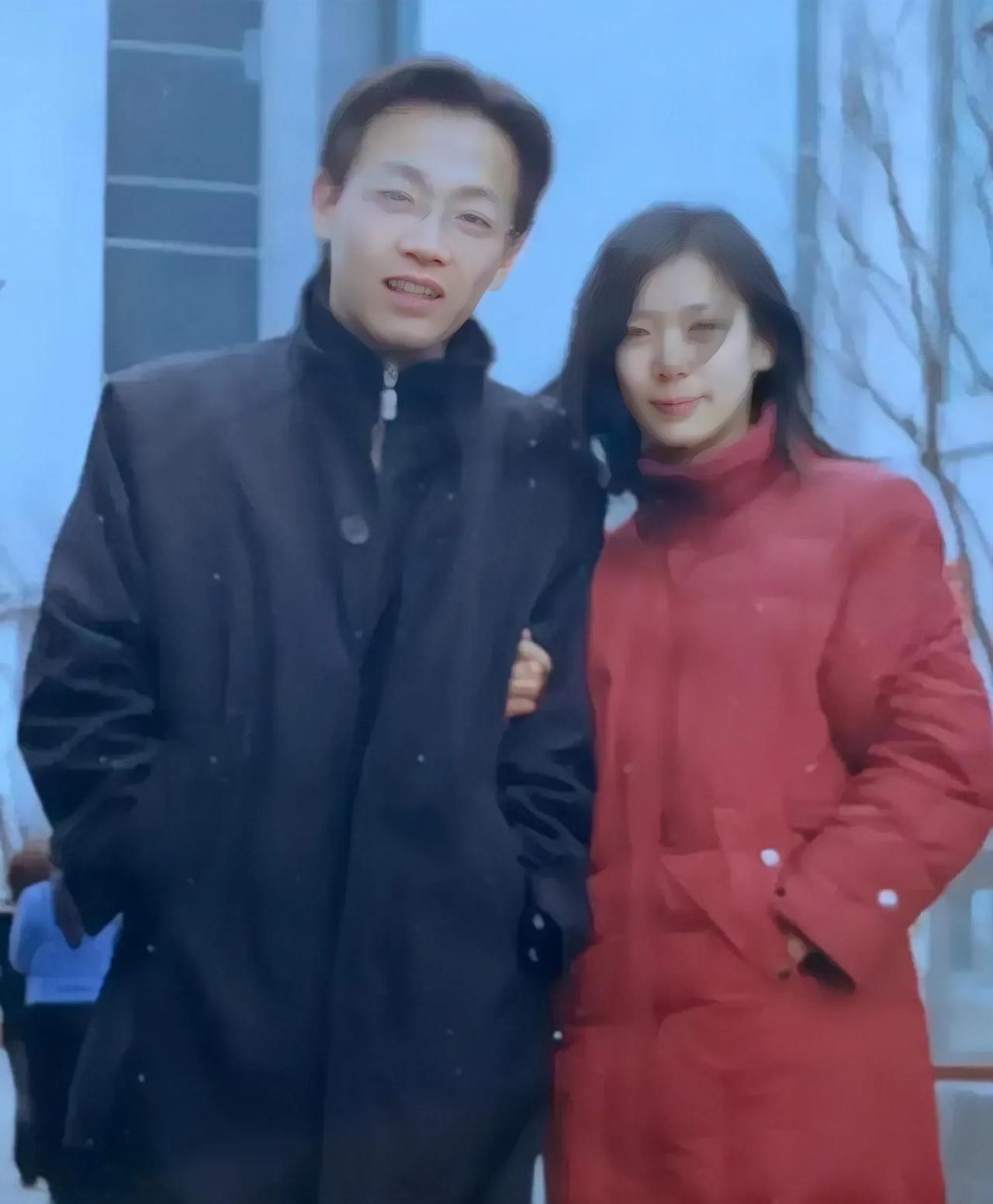 一对夫妻相隔20年的两张合影，时间不仅把杀猪刀，还是一把剃头刀。 20年前，小伙