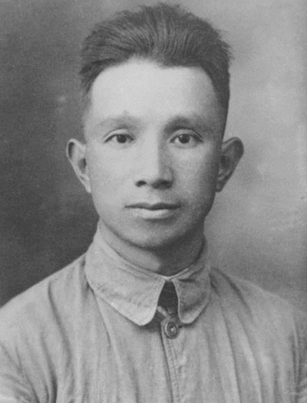 1942年，日伪军一师长派人给粟裕送了一包烟。粟裕不解，以为是敌人送礼，便饶有兴