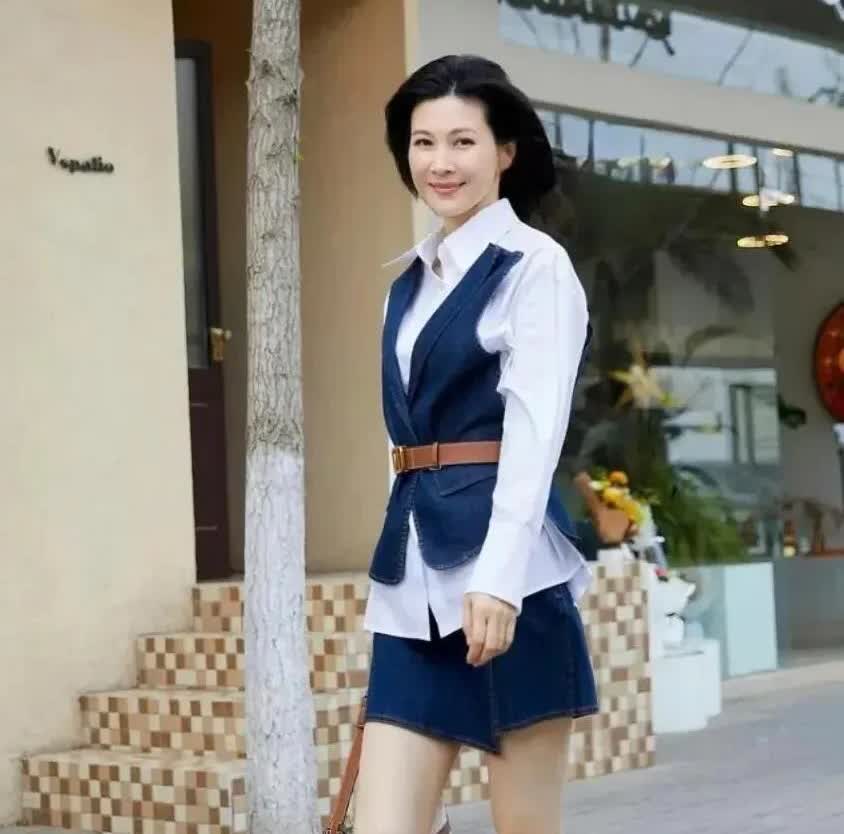 不说出她的名字，你能用一部剧的名字说明你认识她吗？她当年和李幼斌搭档扮演的角色确
