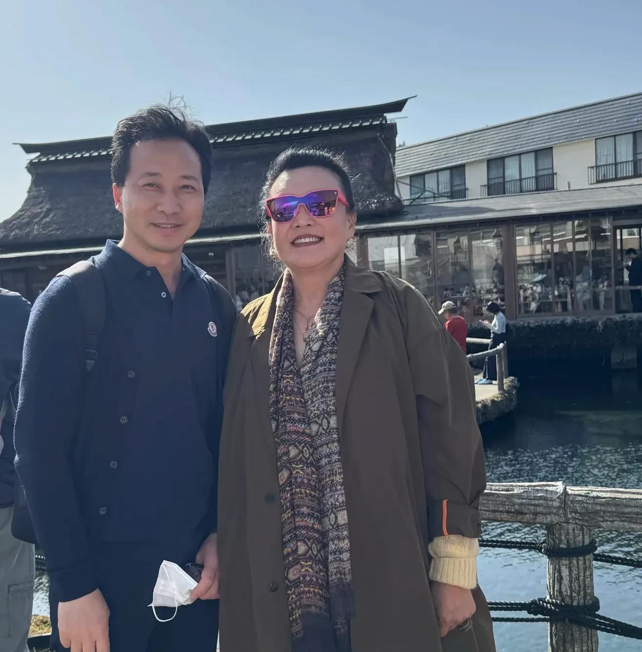 太逗了
有网友晒出和张兰的合影，讲在日本偶遇兰姐了！立马有一群黑黑在下面评论：去