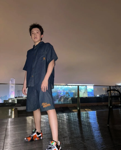 哥的照片没有一张是白发的[大笑]
已知就是，他在看手机可能在看比赛视频[大笑]
