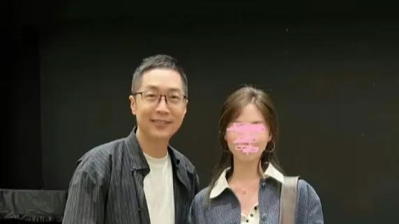 马浚伟再次上大学进修！与大学生合照被赞冻龄，两代人似同龄人