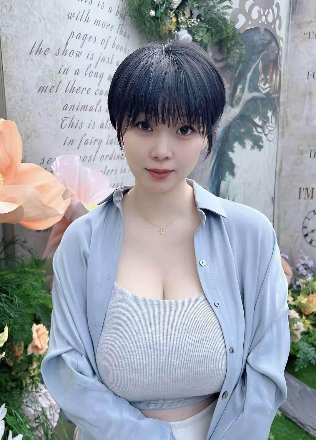 我真是个贪心的人, 贪恋着每刻的你, 珍藏着每个瞬间的你
