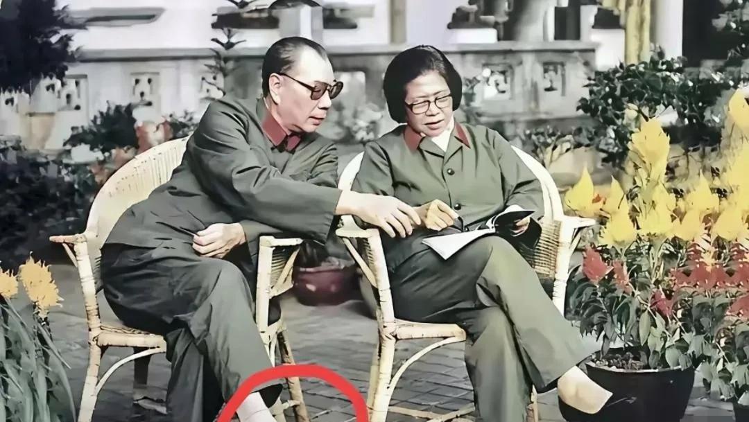 #分享一张珍贵的老照片#
晚年的杨成武将军和夫人赵志珍的幸福生活，照片中两人身穿
