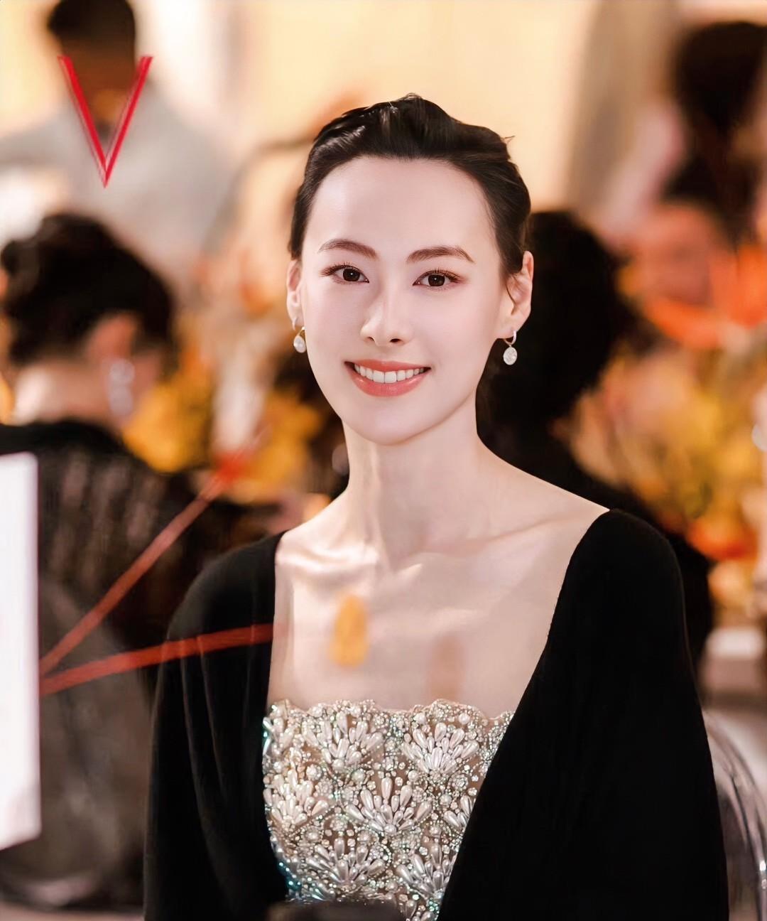 有点理解梁洛施了！
以前的我嗤之以鼻，一个19岁的小姑娘非跟一个老男人，图他年纪