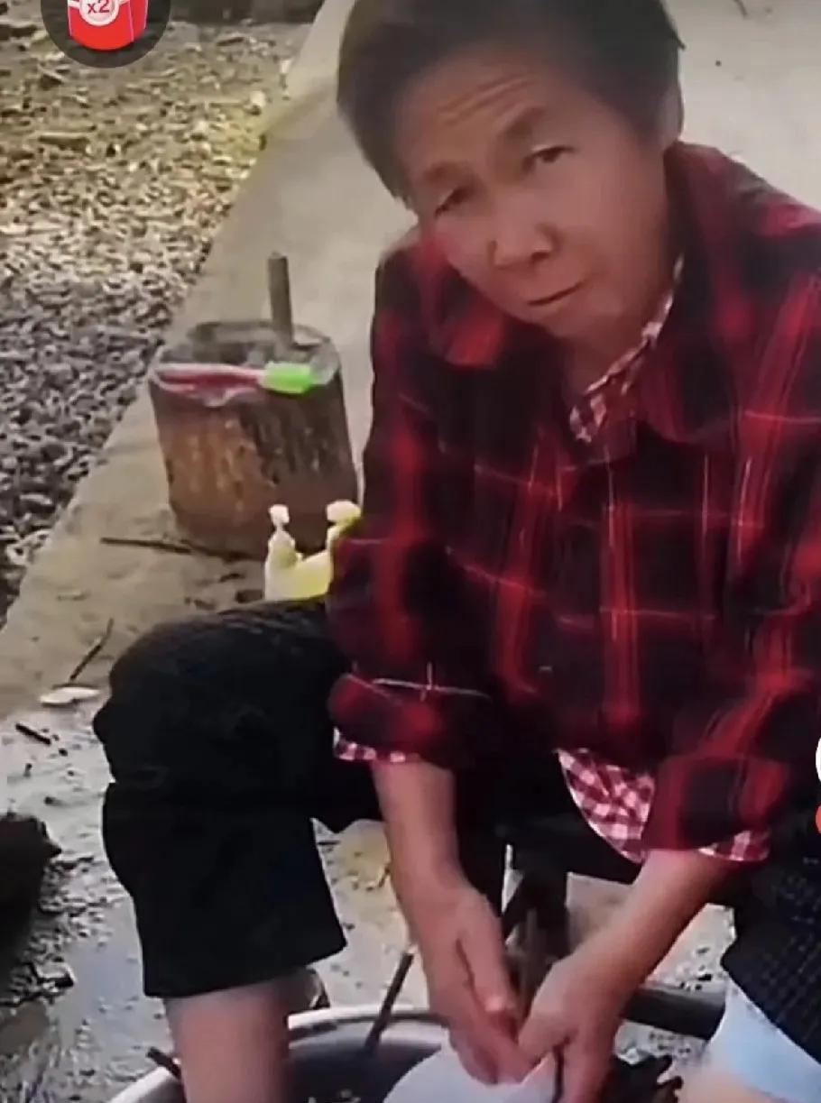 善恶终有报，苍天饶过谁
老太太故意恶心人，她在刷碗时，把两只脚伸进了刷碗的水盆里