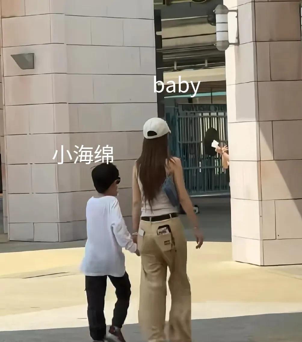 天哪，我朋友见到 baby真人了！羡慕死了！
baby真自律，身材保持的真好，一