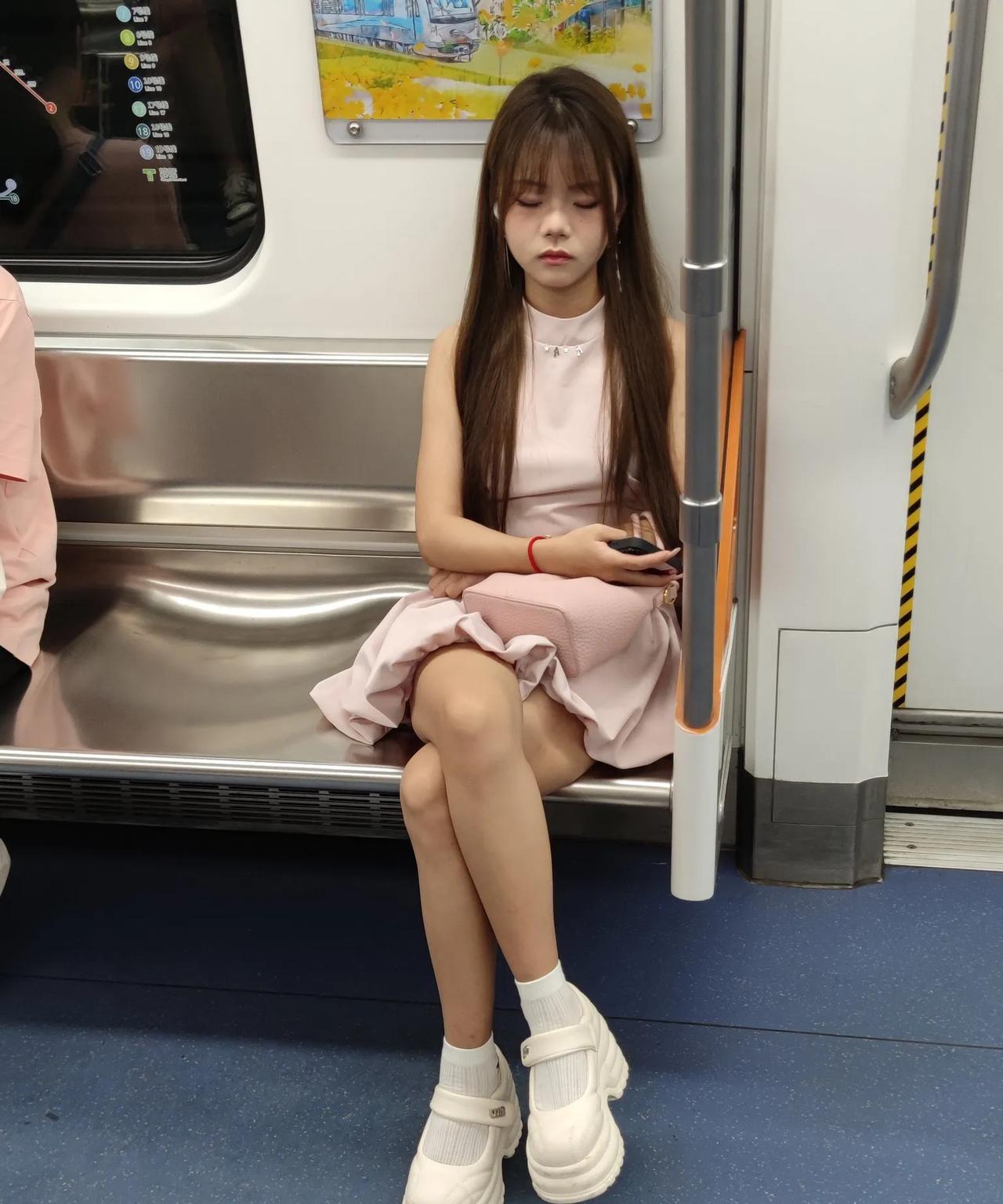 地铁上的小姐姐睡着了，会不会错过站啊！#地铁上遇美女# #地铁上女子# #地铁心