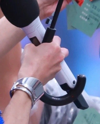 花这是要打破湖北人的抓握力传说啊！玩个游戏连话筒都握不住，这波操作妥妥的抓握力大