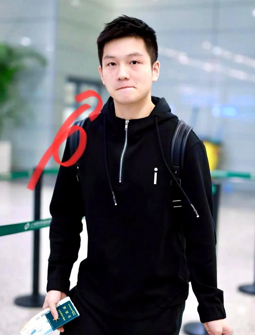樊振东为什么不结婚？
不是因为没人馋他的身子，而是因为他有一个严重的问题，那就是
