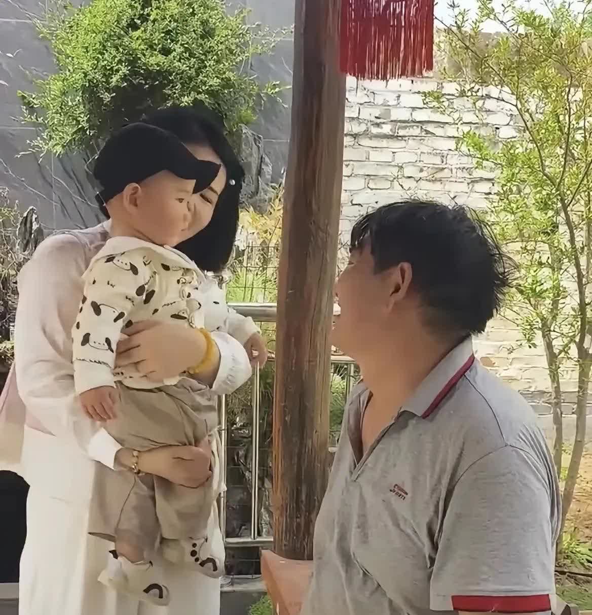 农民歌手朱之文大哥家的孙子跟妈妈出来晒太阳了！这位孙子叫朱发顺太好听了吧！也特别