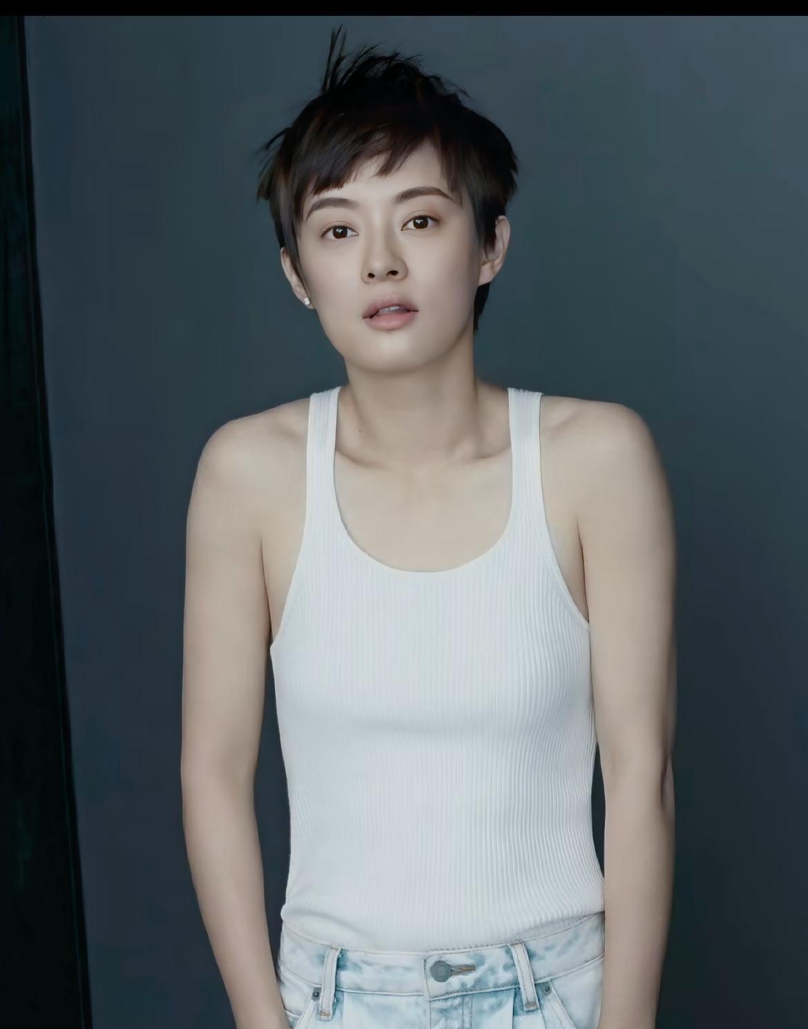 左滑欣赏孙俪的肌肉线条！
她年龄大了之后有点男相，短发有少年感，挺好看的。她长发