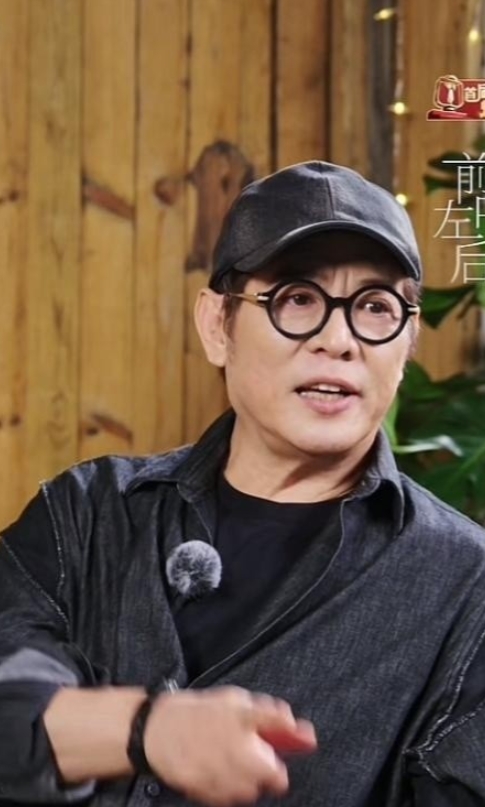 直播途中，朋友苦劝李连杰关闭打赏，称他人都已这么做。  

可李连杰毫不动摇，态