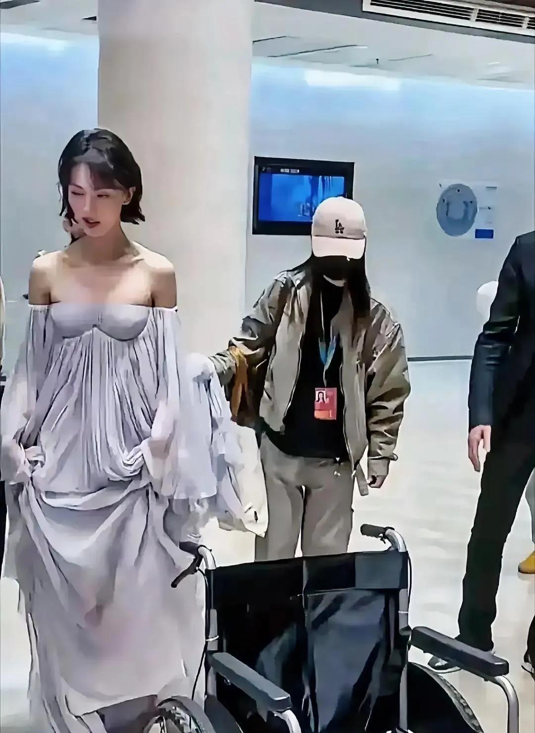 是什么神秘的力量能让金晨，周冬雨，张子枫接受自己穿成这样跑出来！造型的目的难道不