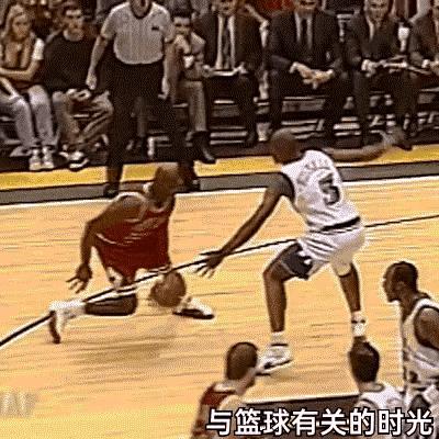 你以为乔丹不会胯下运球，面对伯德那个流畅的连续胯下然后后撤步跳投命中的经典画面，