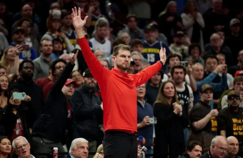 建议开拓者直接更名“独狼队”，全队无一人懂传球，个个都是单干狂魔。垃圾时间杨瀚森