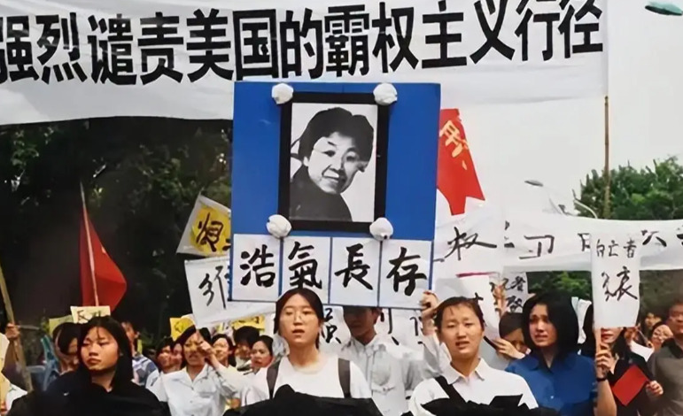 炸馆案凶手十年后离奇身亡











当年美国炸中国大使馆，十年后，参