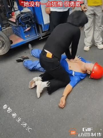 合肥，一名送煤气的小哥突然发病，一头栽倒在马路上，生死未卜，一动不动。
路过的一