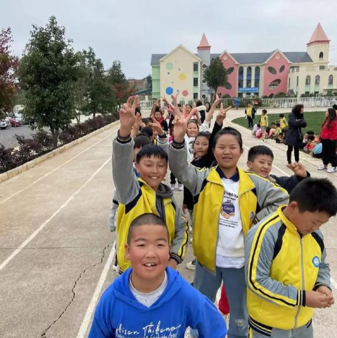 我宁愿负你快乐的童年，也不想你有卑微的人生
孩子，不是爸爸妈妈老师心狠，我宁愿负