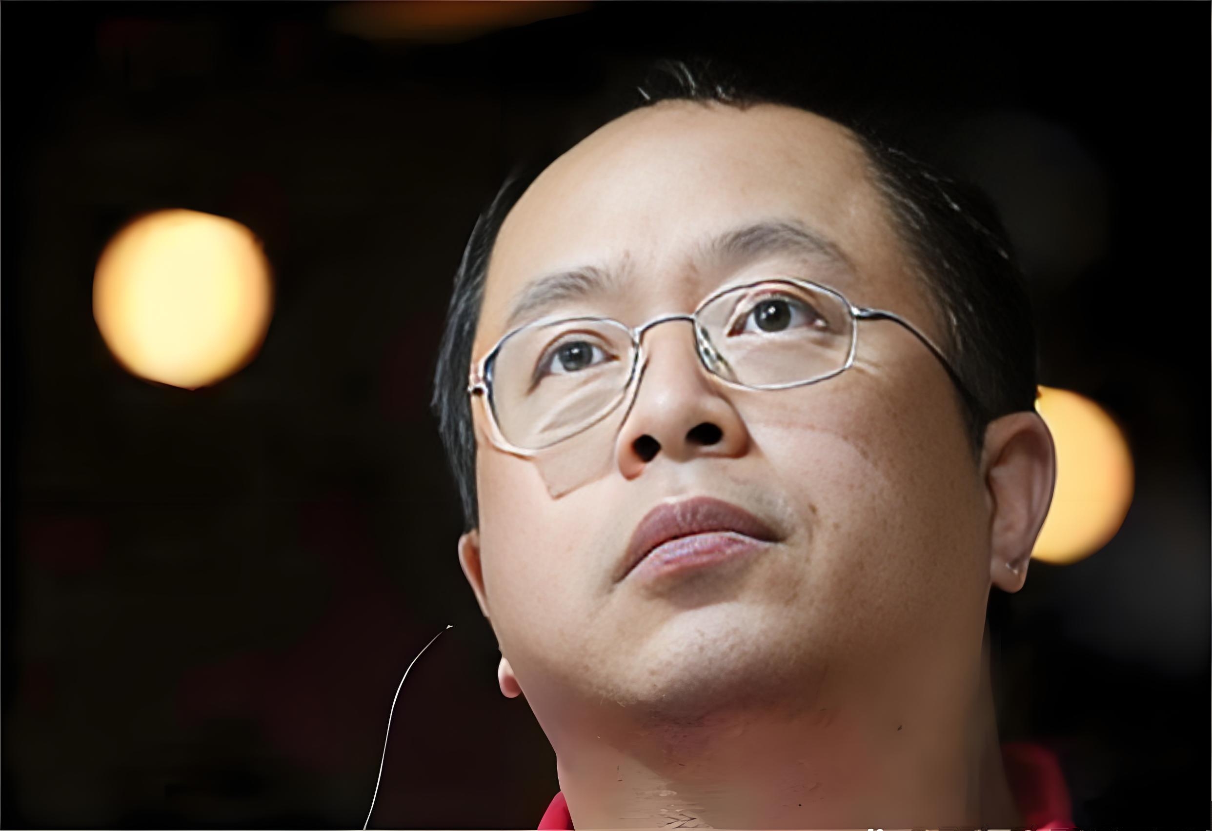 凌晨两点，DeepSeek 公司的程序员们想必还在酣睡，沉浸于美梦之中。
刹那间