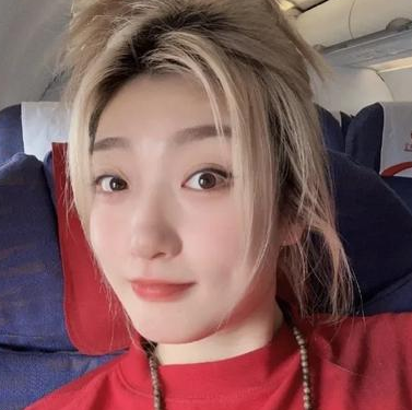 李梦未出现在女篮热身赛阵中，宫鲁鸣曾疑似批评过她打球化妆一事。中国女篮热身赛，李