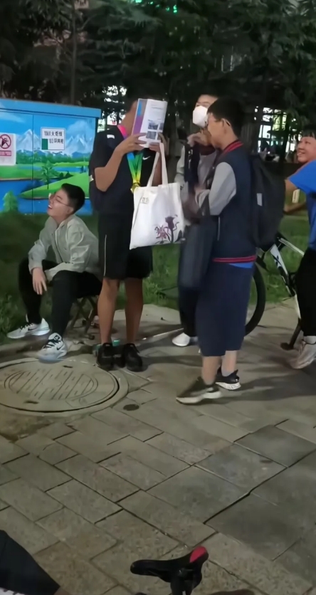 大妈与学生相撞
讹人倒地不起
俩学生掏出政治课本现场朗读
给大妈普及社会道德与秩