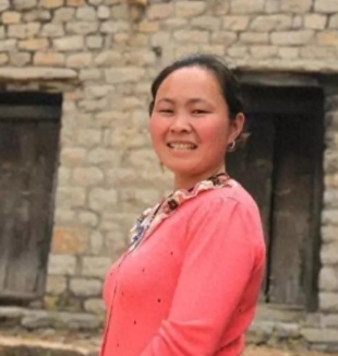 1994年，一18岁的女孩被人贩子以2700元卖给了一个放羊汉。在新婚当晚，女孩