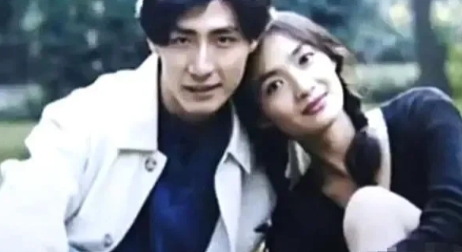 2005年，“元芳”扮演者张子健拍完戏回到家，妻子李婷冷漠地对他说：“我们离婚吧