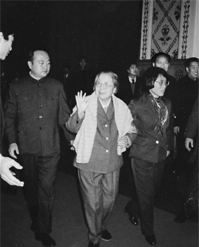 1992年7月11日，邓颖超去世后，她的秘书赵炜向中央提出了四个要求。然而，中央