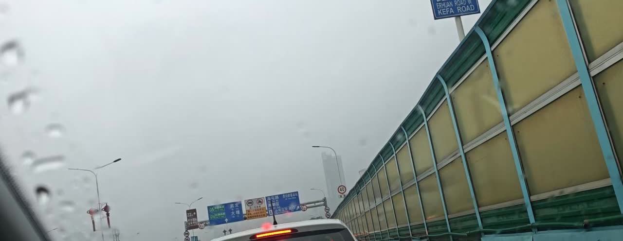 今早的昆明堵车太壮观了，各主干道堵得水泄不通，二环高架上直接动也不会动一下，而且