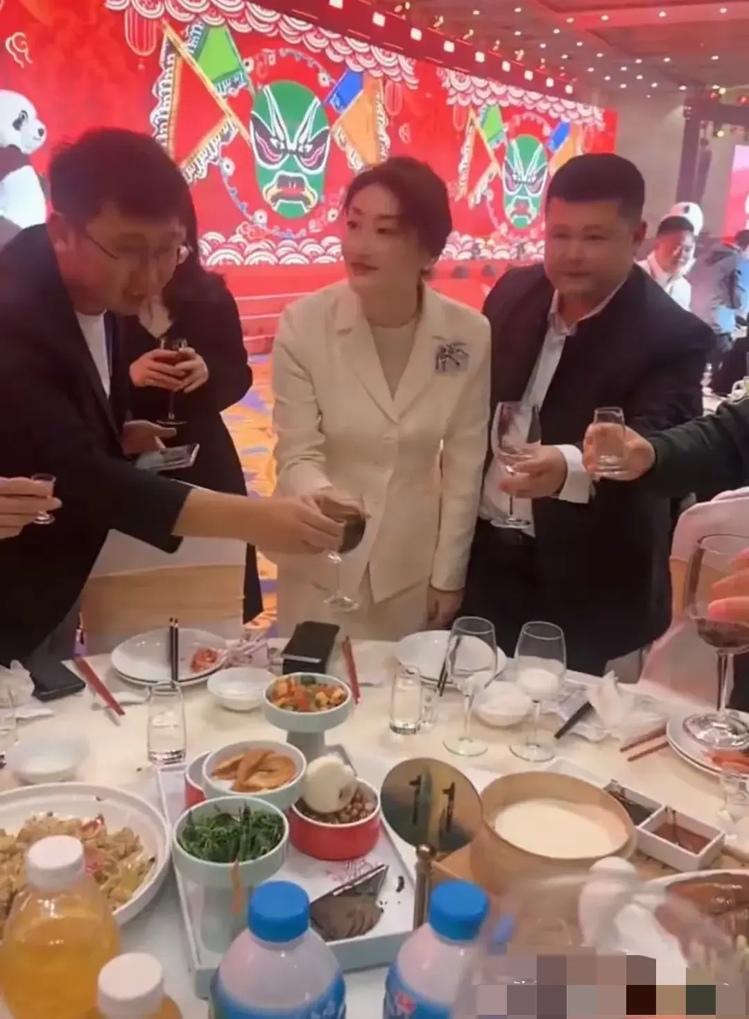 这位女士是谁？能让这么多人找他敬酒