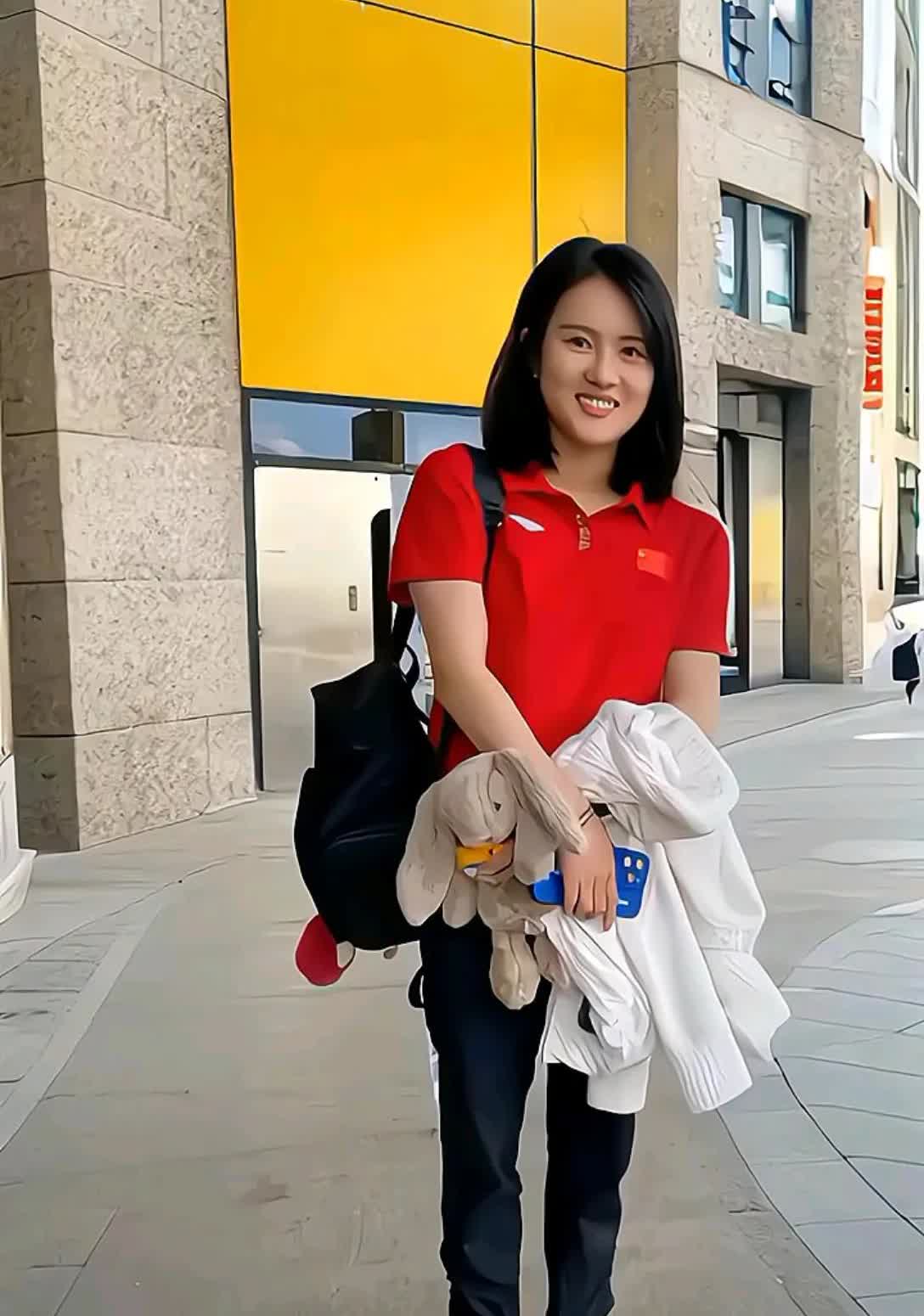 跳水队冠军教练陈若琳随队赴新加坡备战世锦赛，这届世锦赛精彩好看。如今的跳水队团结