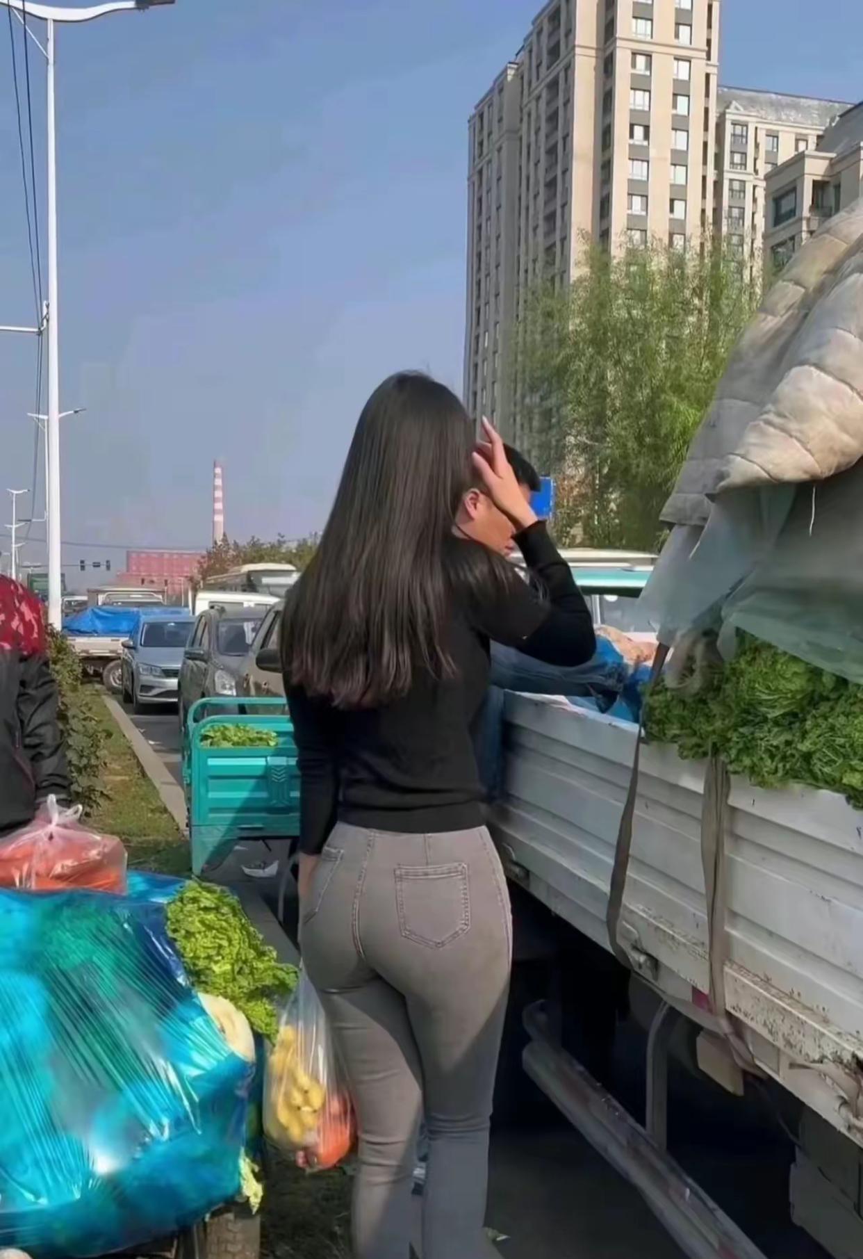 刚刚路过菜市场，买了点新鲜蔬菜，准备回家做饭。