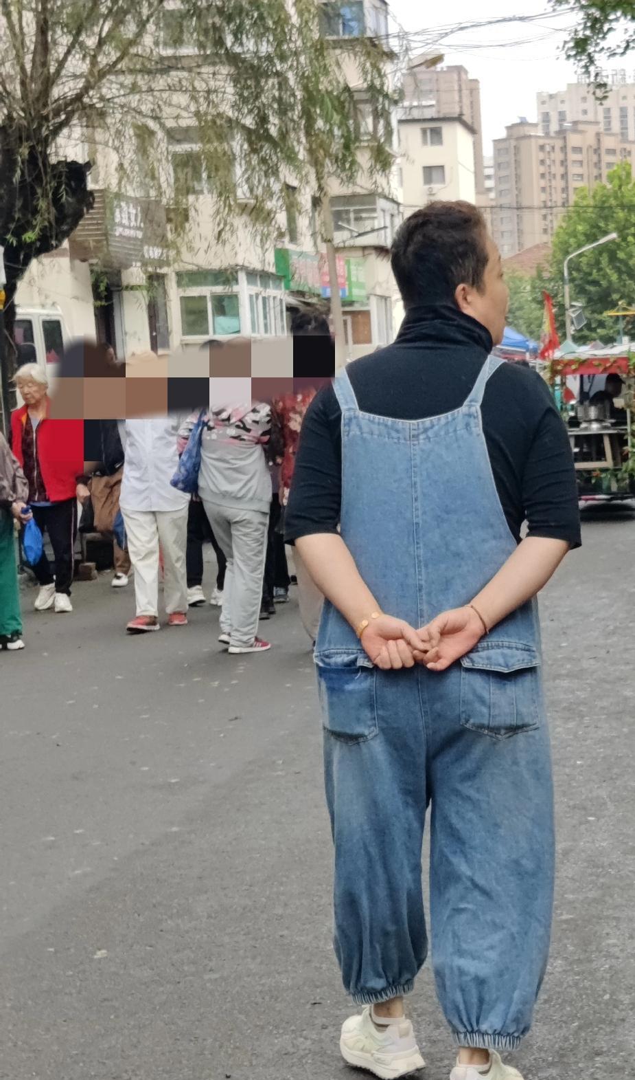 敢这么穿的女人，现实中一定是个特立独行，敢说敢做，性格豪爽的人。
她的发型也很特