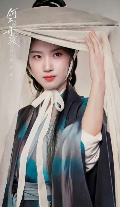 掀幕执剑瞬间眼神凝练如刀，下颌微绷、目光如炬，气场从柔美切换至飒爽仅需一瞬。依靠