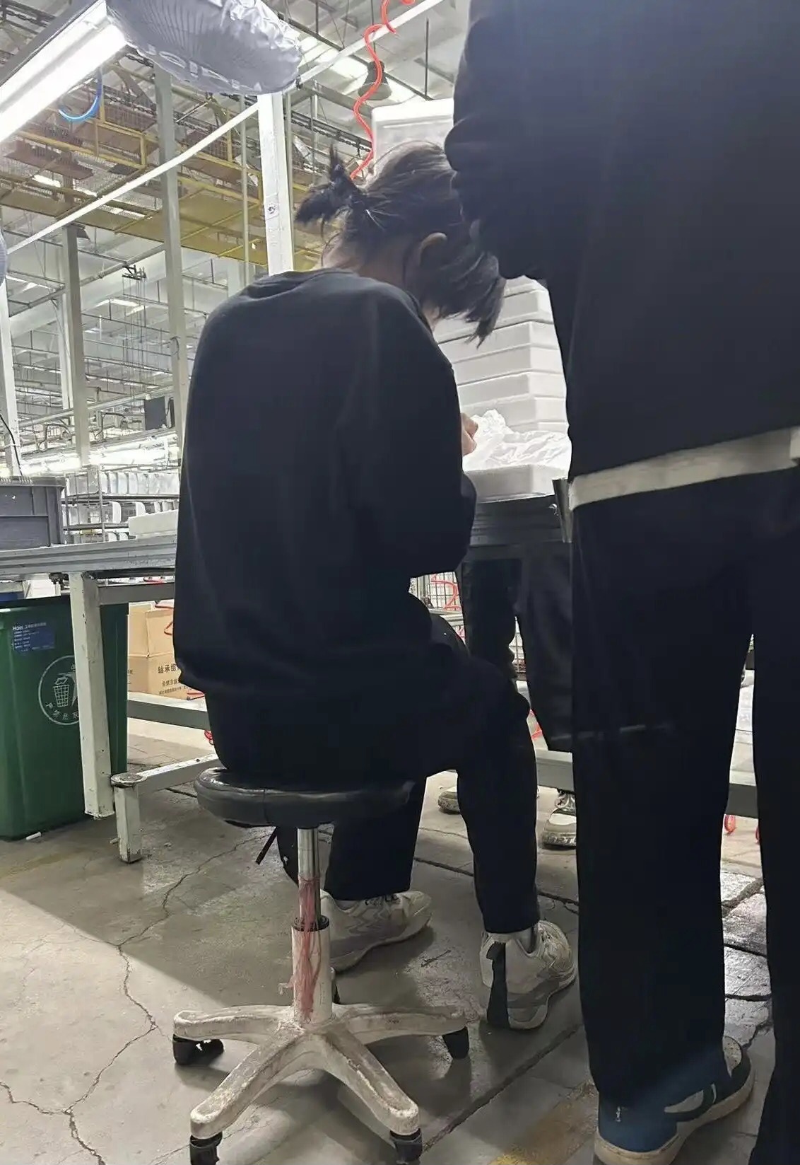 厂子里真辛苦，看把娃瘦的