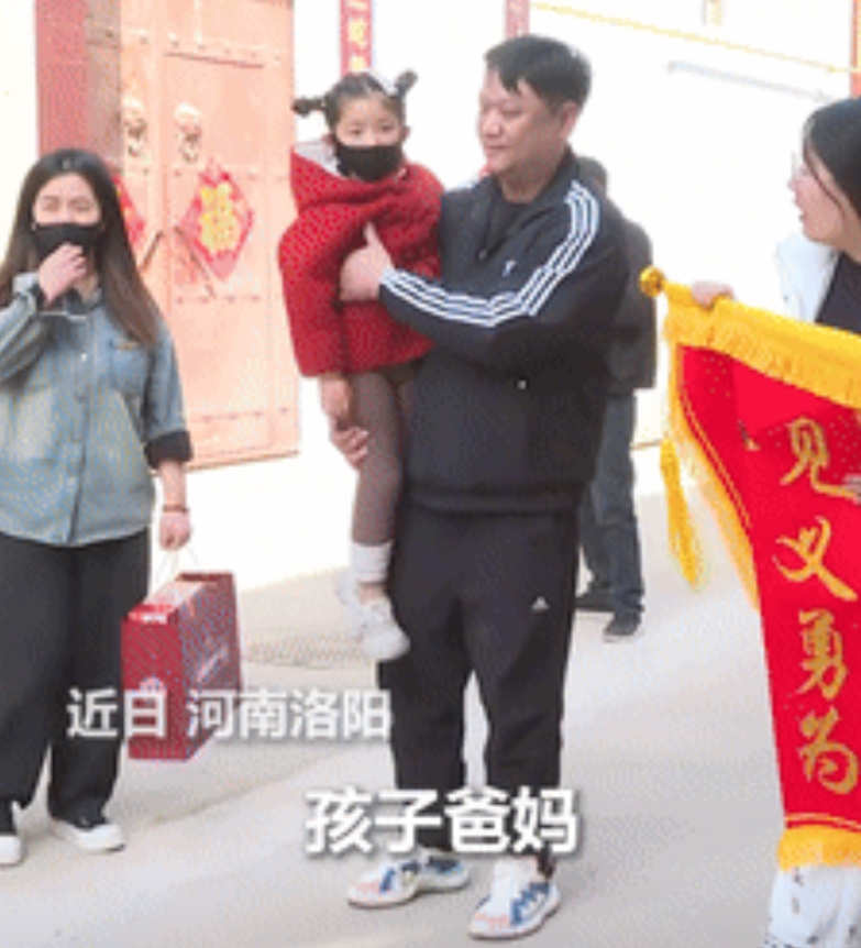 “火到人民日报了！”河南大哥跳黄河救溺水女童后续：家属上门感谢，女孩爸爸一个动作