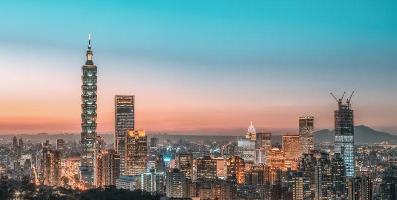 我有个大学同学，在高校从事国际关系研究。他说，当下不少国家或国际机构推断大陆会在