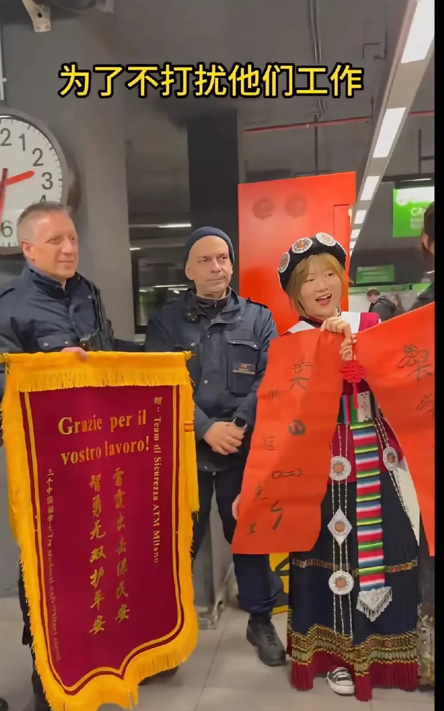 中国女游客意大利被抢后获赠锦旗











震惊！中国女游客在意大利街