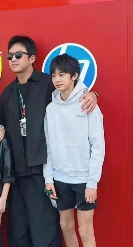 孙俪儿子眼睛和嘴巴好像孙俪啊
我感觉像一整个娘娘复刻到儿子脸上了
猛一看又像孙俪