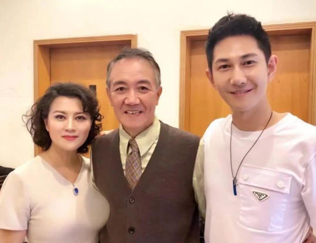 这个就是李云龙的扮演者李幼斌老师的一张家庭照，左爱妻右爱子。 60多岁的李幼斌春