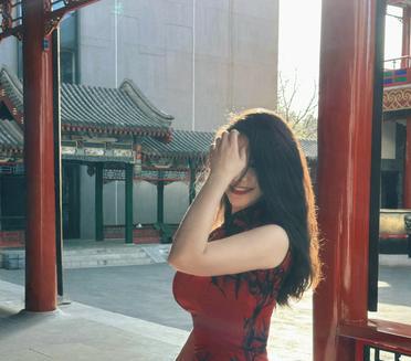 年龄大的好处，穿旗袍有熟女的妩媚[害羞][害羞]<br />
<br />