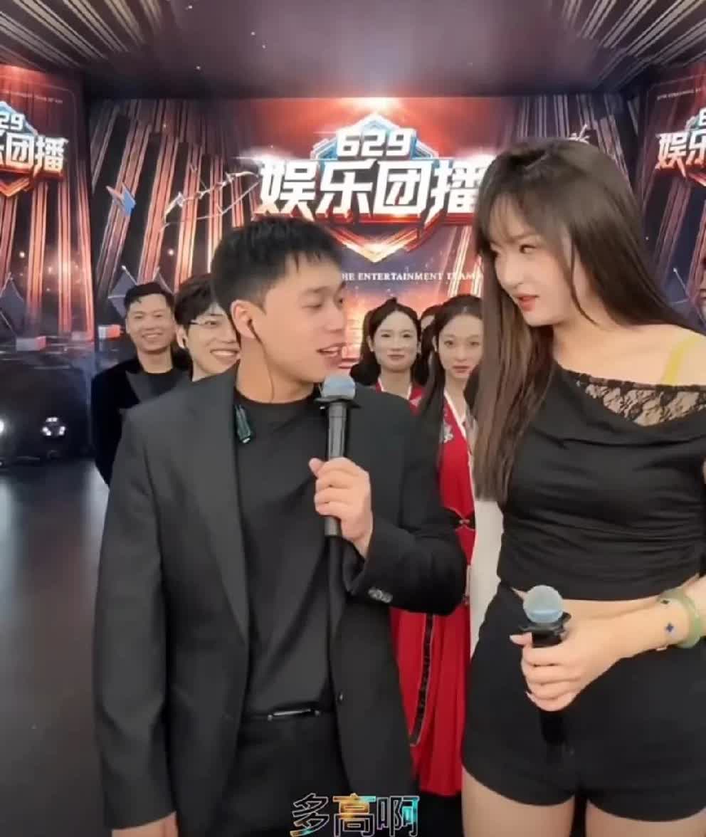 刘二狗团队新招女艺人身高188！

        个子比刘二狗还高不少，老