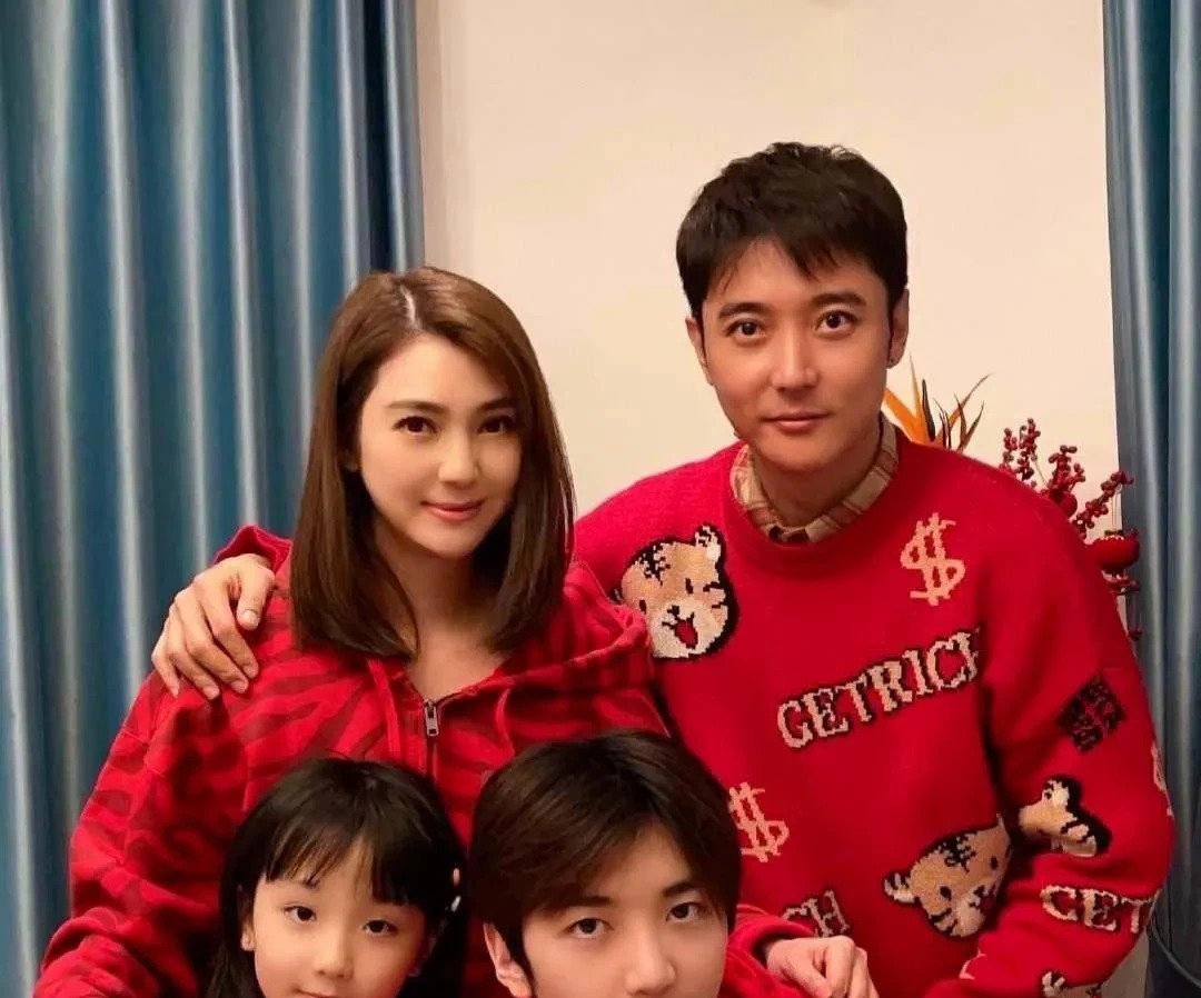 洪欣女儿遗传妈妈美貌











不敢相信！九岁小女孩和妈妈一起吃饭，