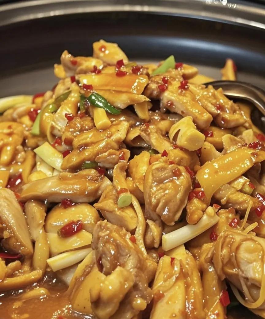 东安子鸡：湘菜里的经典传奇，一场鲜嫩香辣的味蕾盛筵
湖南，这片满溢热情与烟火气息