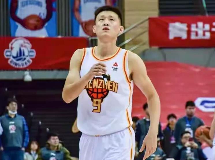 深圳男篮在客场以115:109的比分战胜江苏男篮，球队凭借团结一致的精神赢得了胜